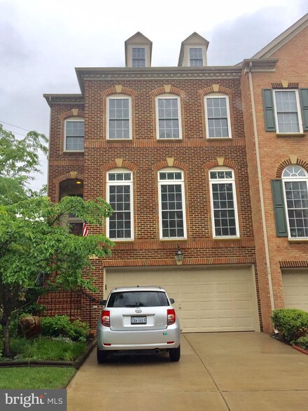 9208 Point Replete Dr, Fort Belvoir, VA 22060
