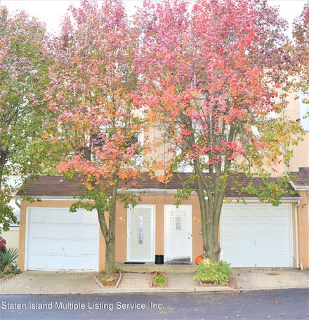 43 Sandywood Ln, Staten Island, NY 10309
