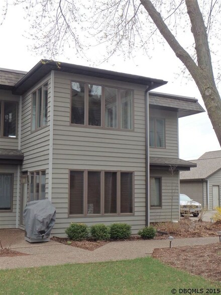 2105 N Riverview St, Bellevue, IA 52031