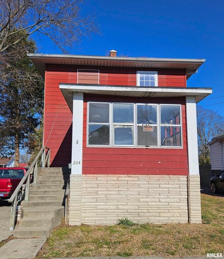 204 E Dayton St, Harrisburg, IL 62946