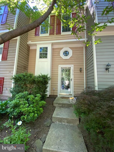 1519 Woodcrest Dr, Reston, VA 20194