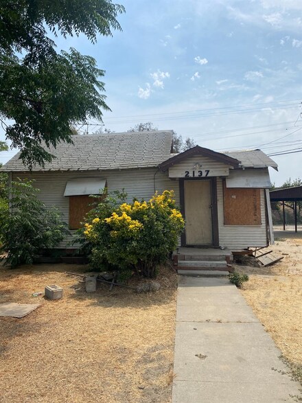 2137 Young St, Selma, CA 93662