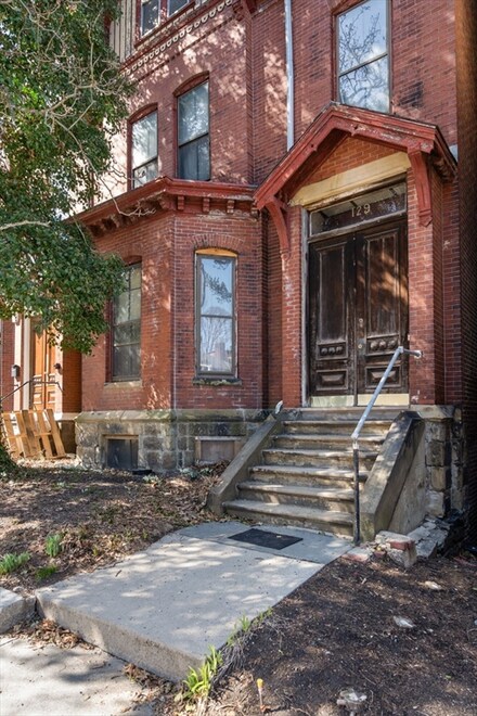 129 Walnut St, Brookline, MA 02445