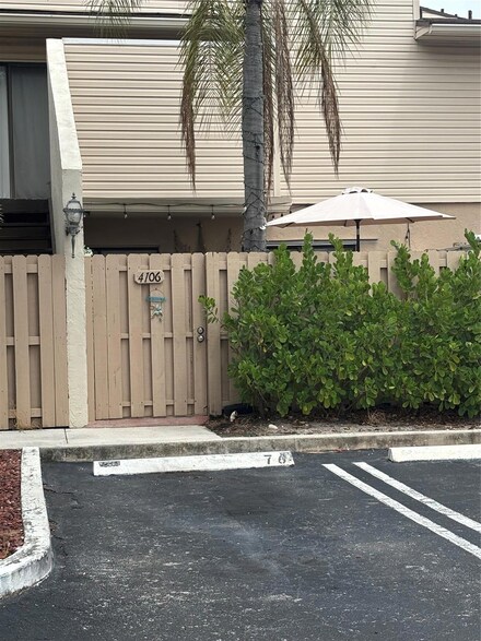 614 Executive Center Dr Unit 106, West Palm Beach, FL 33401