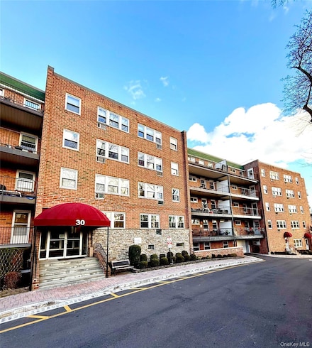 30 Pearsall Ave Unit 2J, Glen Cove, NY 11542