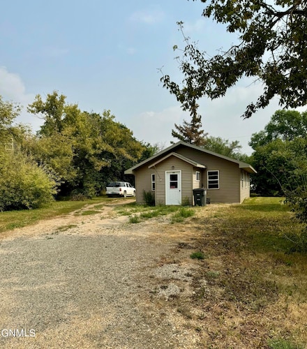 408 N Main St, Crosby, ND 58730