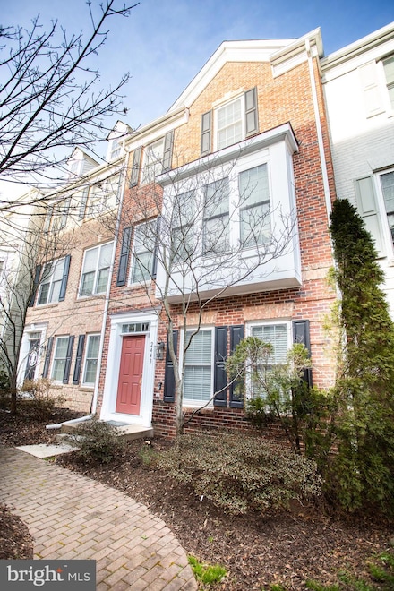 2443 Huntington Park Dr, Alexandria, VA 22303