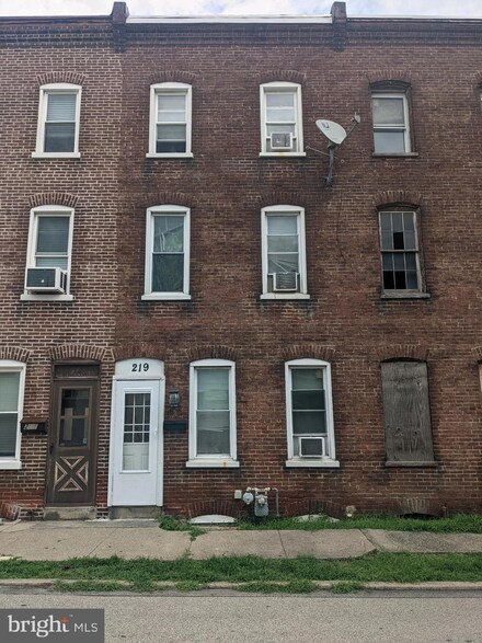 219 Concord St, Crum Lynne, PA 19022
