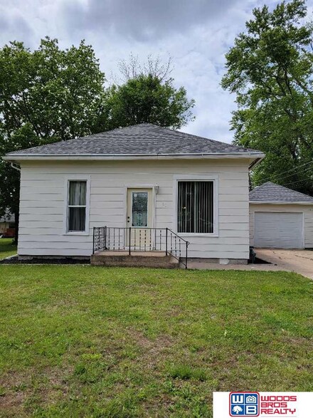 161 S 6th St, Tecumseh, NE 68450