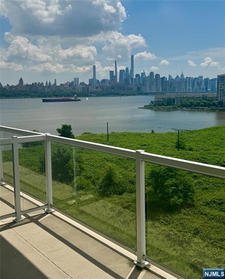 3 Somerset Ln Unit 602, Edgewater, NJ 07020