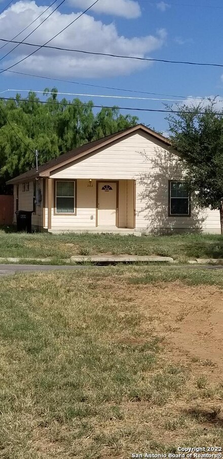 202 S Willow St, Pearsall, TX 78061