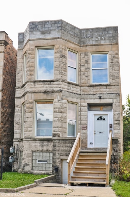 3833 W Arthington St, Chicago, IL 60624