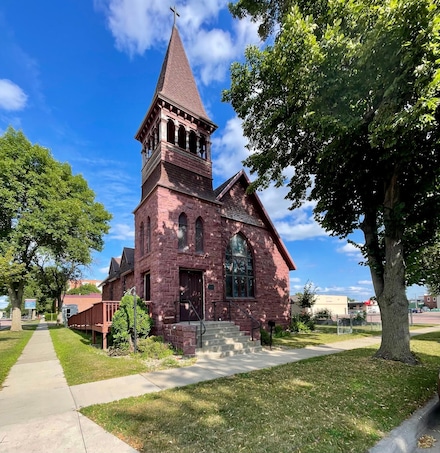 220 N Cedar St, Luverne, MN 56156