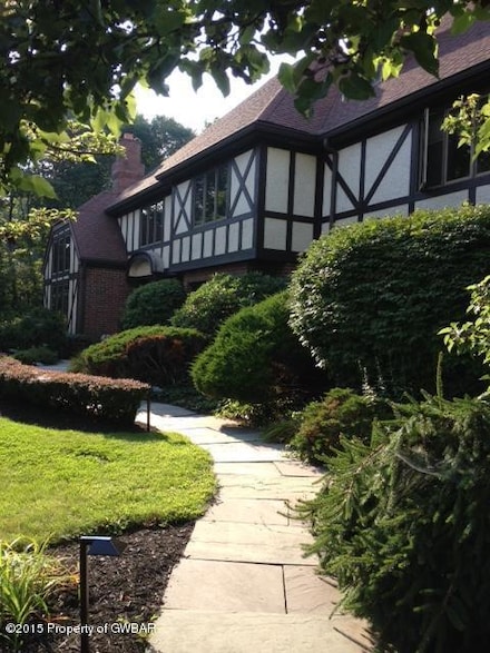 21 Walnutwood Dr, Dallas, PA 18612