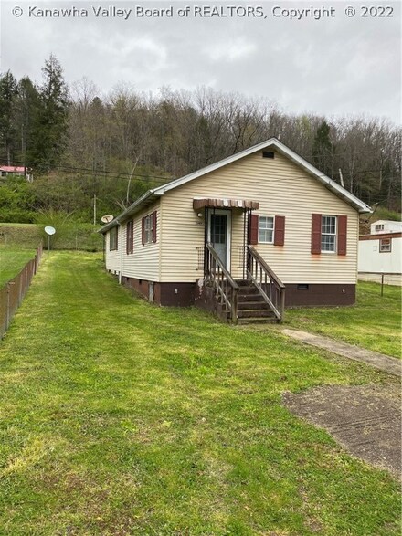 349 Center St, Clay, WV 25043