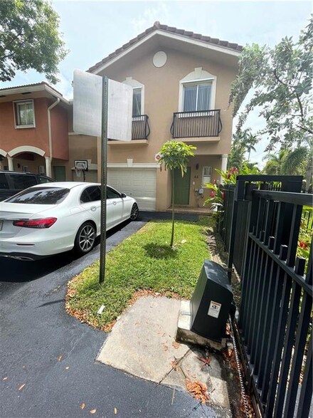 65 SE 3rd Ave, Hallandale Beach, FL 33009