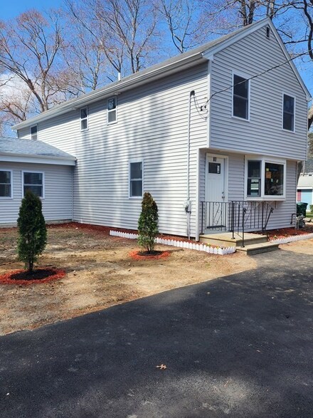 87 Plymouth St, Pembroke, MA 02359