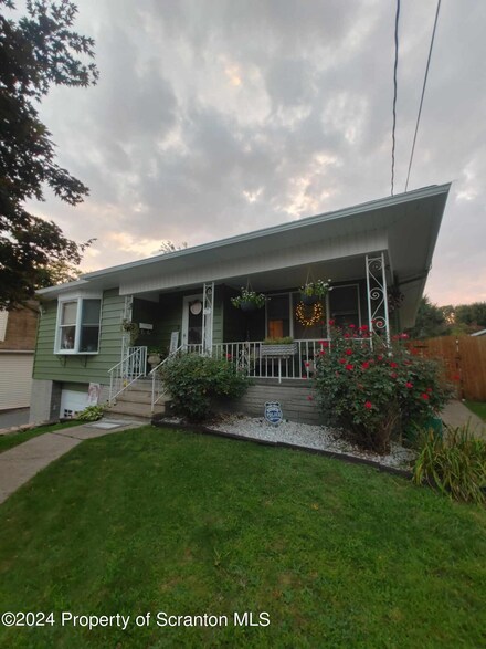 617 Lawrence St, Old Forge, PA 18518