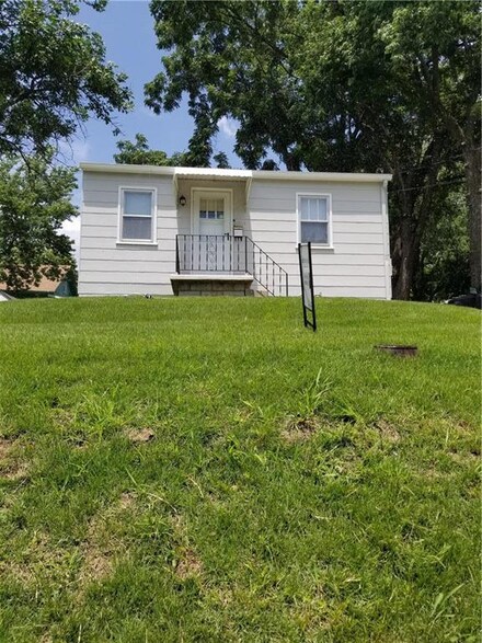 11204 E Lexington Ave, Sugar Creek, MO 64054