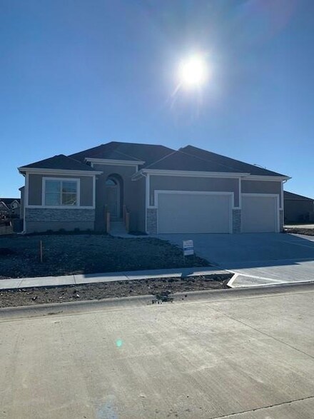 1114 SW Winterberry Cir, Oak Grove, MO 64075