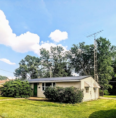 713 E 10th St, Rushville, IN 46173