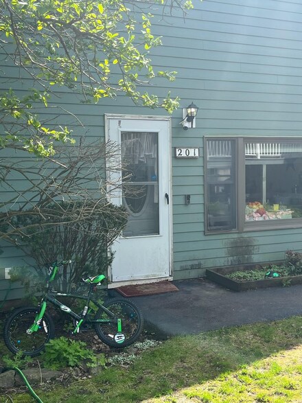 201 Piscassic St Unit 201, Newmarket, NH 03857