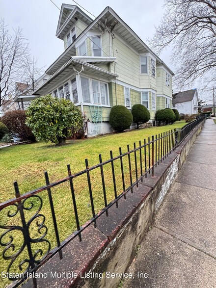 170 Charles Ave, Staten Island, NY 10302