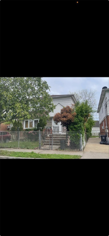 13929 254th St, Rosedale, NY 11422