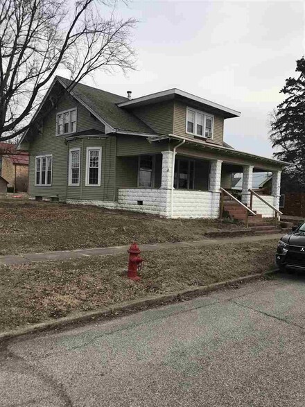 318 W 2nd St, Bicknell, IN 47512