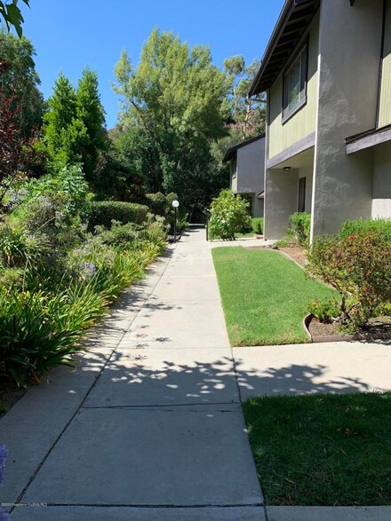 8744 Wyngate St Unit 1/2, Sunland, CA 91040