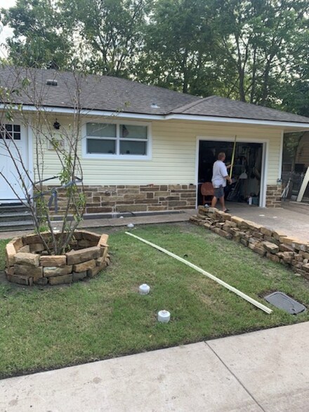 417 W 8th St, Bonham, TX 75418