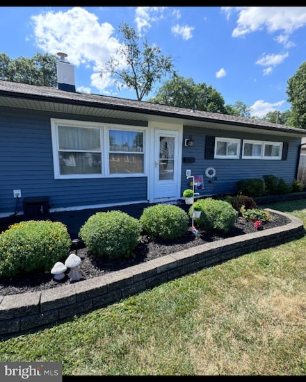 27 Teaberry Ln, Levittown, PA 19054