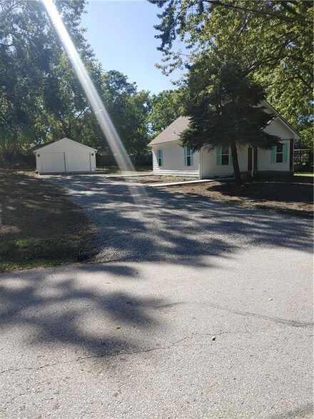 305 E Cynthia St, Mc Louth, KS 66054