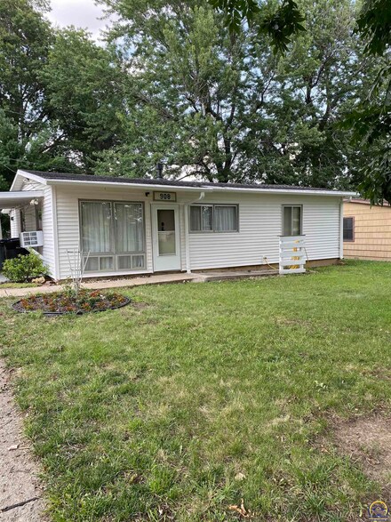 908 SW 32nd St, Topeka, KS 66611