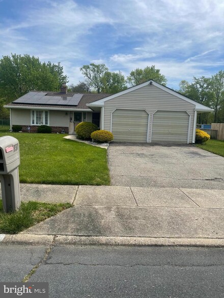 137 Arbor Meadow Dr, Sicklerville, NJ 08081