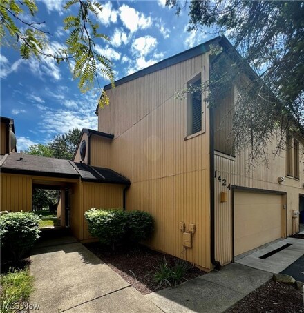 1424 Loop Rd, Kent, OH 44240