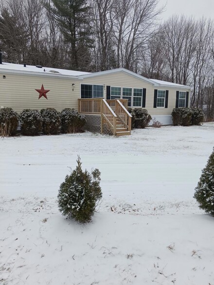 5 Freedom Ln, Belfast, ME 04915