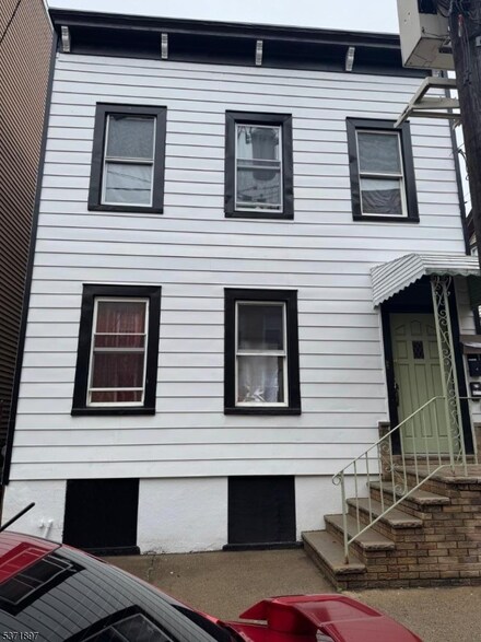 96 Nichols St, Newark, NJ 07105