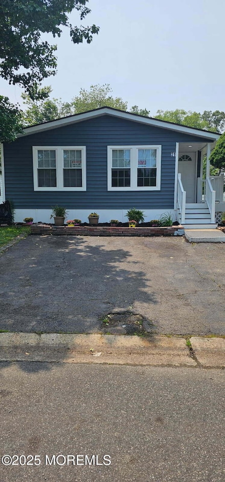 21 Forest Dr, Manalapan, NJ 07726