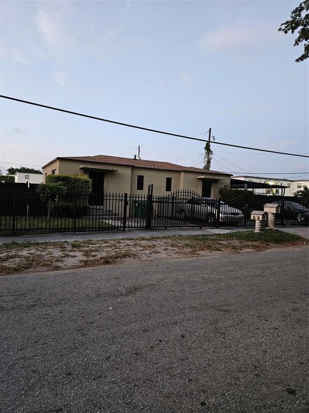 797 NW 100th St, Miami, FL 33150