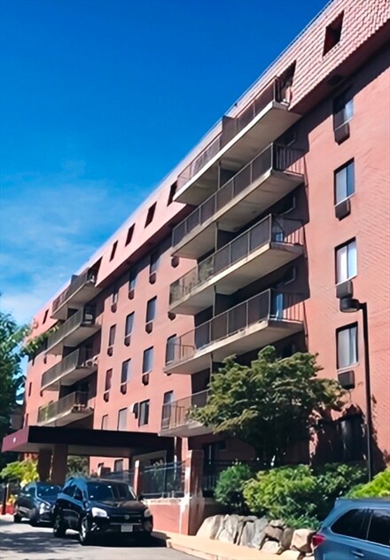 125 Pleasant St Unit 304, Brookline, MA 02446