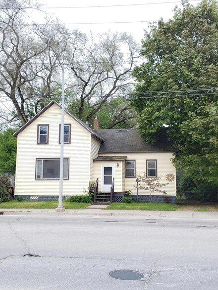 226 N 9th Ave, Alpena, MI 49707