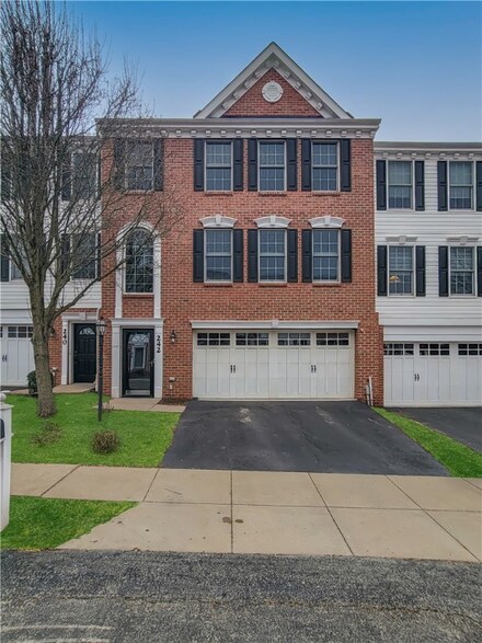 242 Overlook Ct, Coraopolis, PA 15108