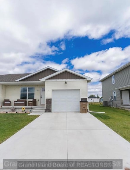 944 E 19th St, Grand Island, NE 68801