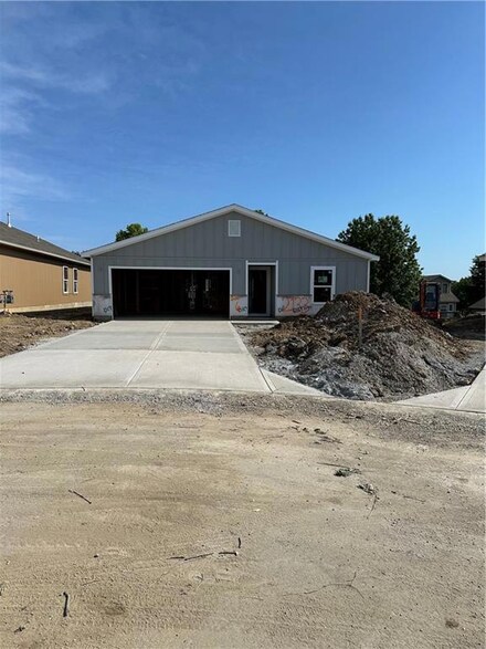 2133 Brook Ridge Ct, Tonganoxie, KS 66086
