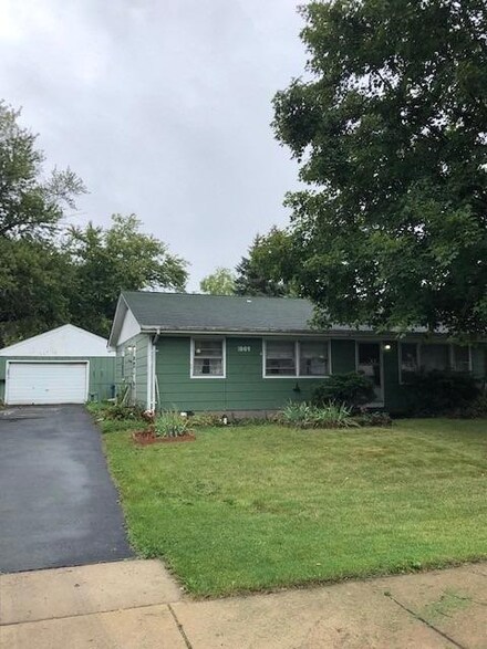 1009 71st Ave, Griffith, IN 46319