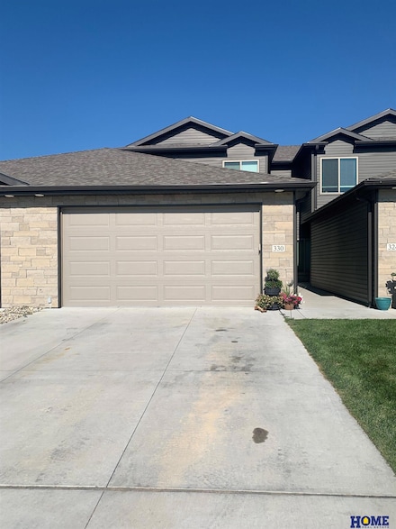 330 Half Moon Dr, Lincoln, NE 68527