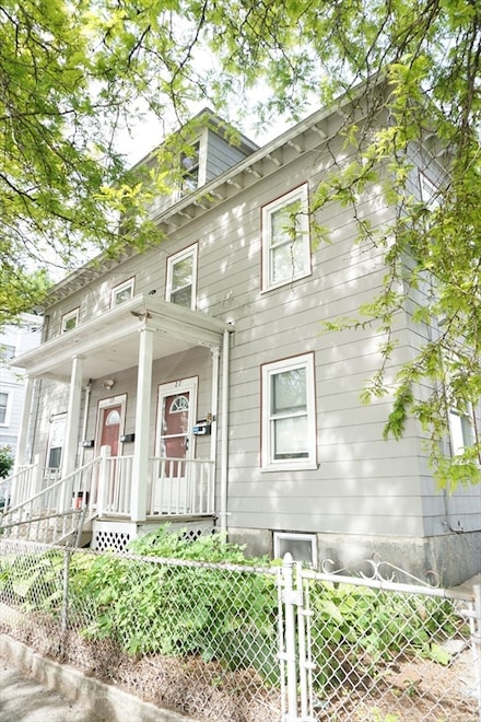 27 Bourne St, Lowell, MA 01852