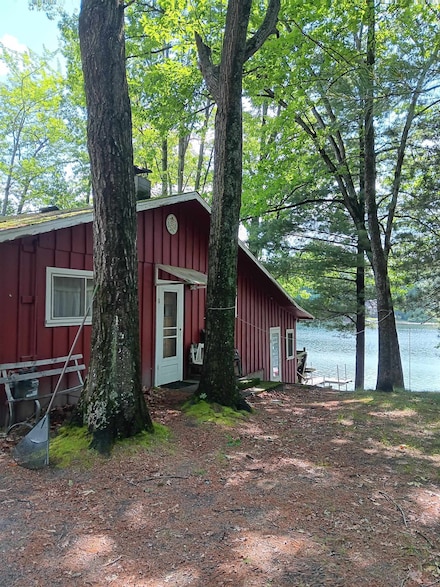 1512 Lake Dr, Harrison, MI 48625