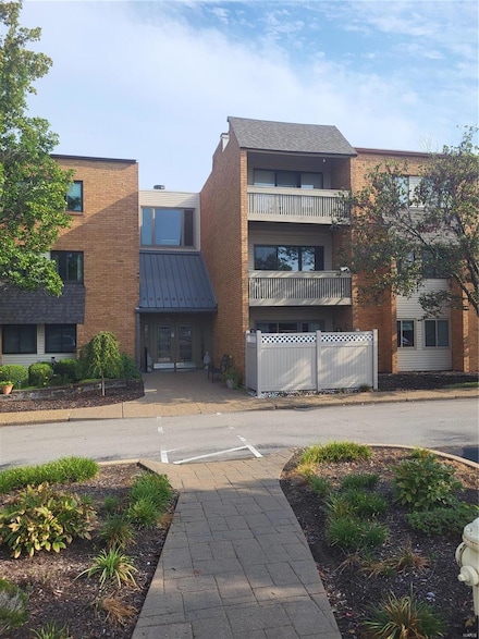 950 E Rue de La Banque Unit 217, Saint Louis, MO 63141
